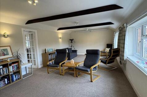 LOUNGE/BEDROOM
