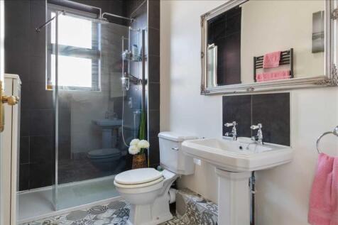 SHOWER ROOM/