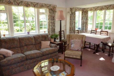 SITTING/DINING ROOM