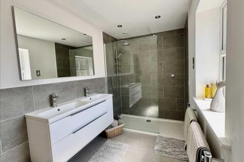 ENSUITE SHOWER ROOM