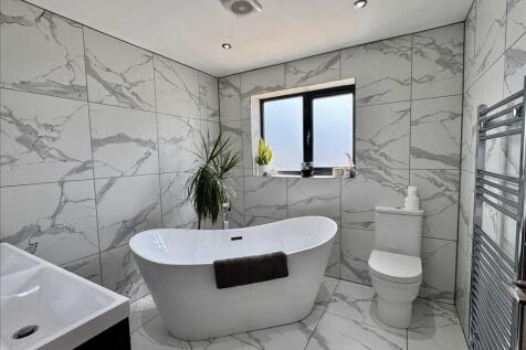 PRINCIPAL BATHROOM