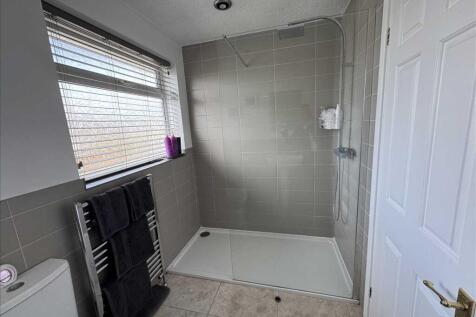 MODERN SHOWER ROOM