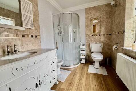 ENSUITE SHOWER ROOM