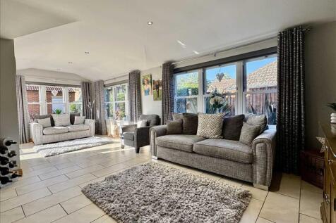 SUN ROOM/SITTING