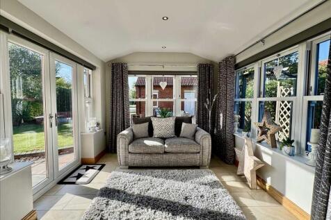 SUN ROOM/SITTING