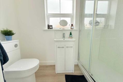 ENSUITE SHOWER ROOM