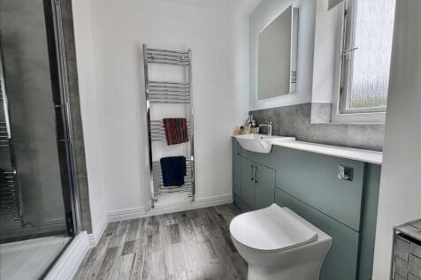 ENSUITE SHOWER ROOM