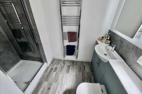 ENSUITE SHOWER ROOM