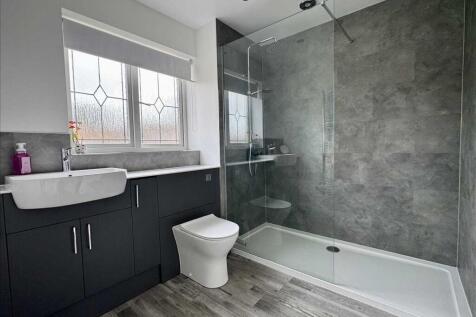 FAMILY SHOWER ROOM