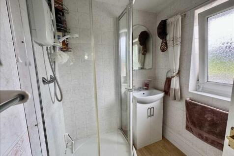 ENSUITE SHOWER ROOM