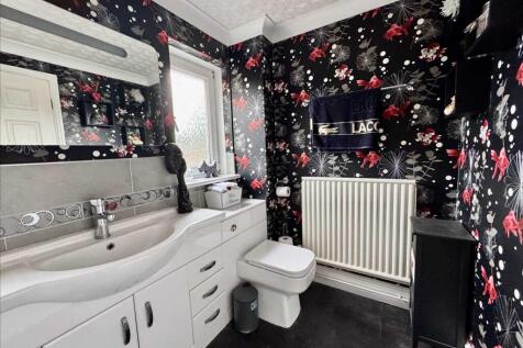 PRINCIPAL BATHROOM