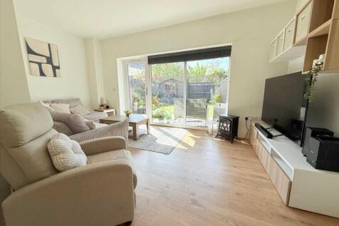 REAR LOUNGE