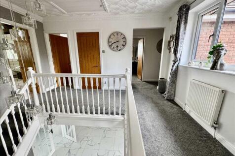 FIRST FLOOR LANDING