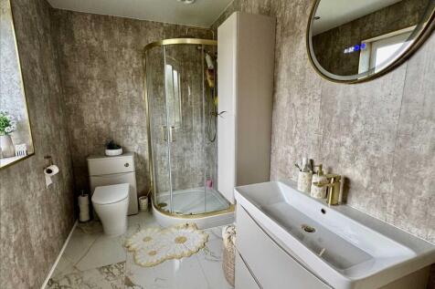 ENSUITE SHOWER ROOM