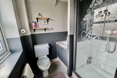 ENSUITE SHOWER ROOM