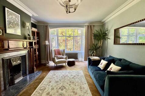 DINING/SITTING ROOM