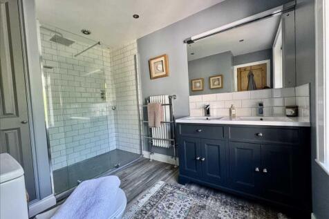EN SUITE SHOWER ROOM