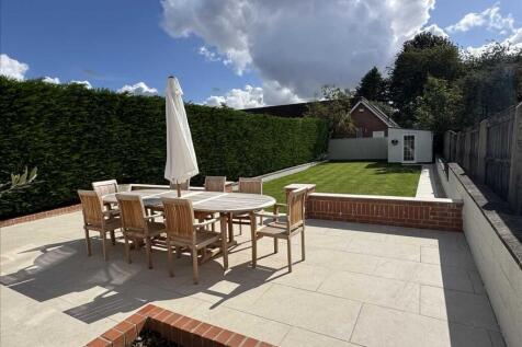 OUTDOOR LIVING