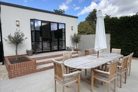 OUTDOOR LIVING
