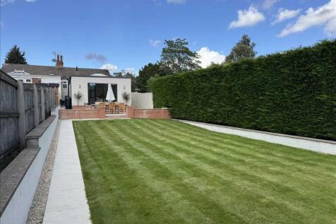 OUTDOOR LIVING