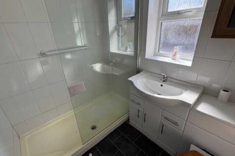 BATHROOM / SHOWER
