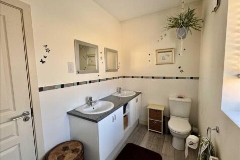 ENSUITE SHOWER ROOM