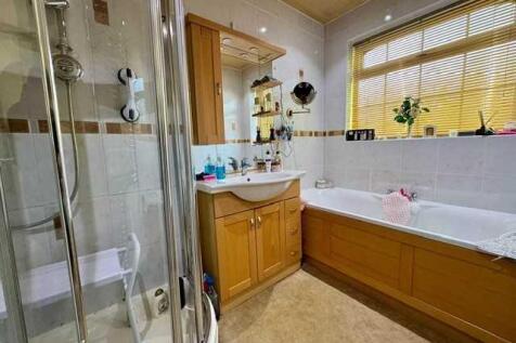 PRINCIPAL BATHROOM