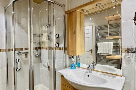 PRINCIPAL BATHROOM