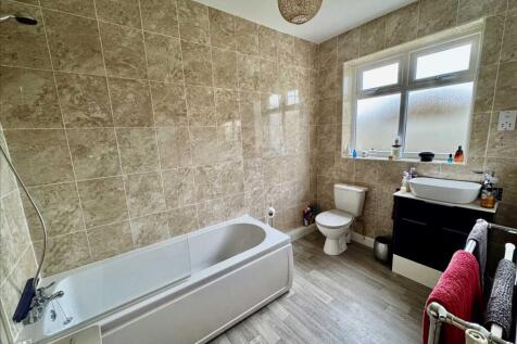 ENSUITE BATHROOM