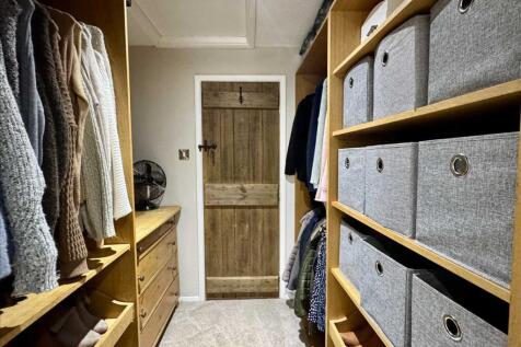 ENSUITE DRESSING