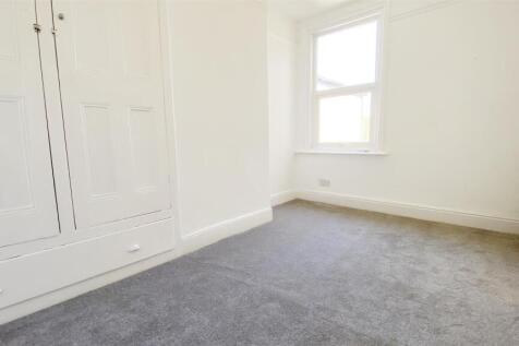 BEDROOM THREE ( MIDDLE )