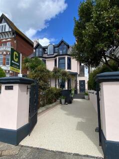 7_KJ32_Entrance_drive&#43;gdns&#43;hse.jpeg