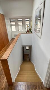 11_KJ8_Entrance_2ndStairs_down.jpeg