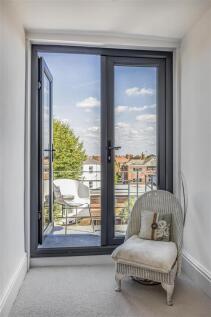 23_MSne7_Bedroom2_doors&#43;balcony.JPG