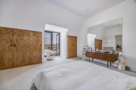 27_MSne2_Bedroom1_2doors.JPG