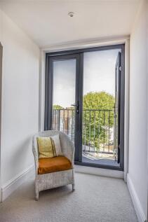 28_MSne4_Bedroom1_doors&#43;balcony.JPG