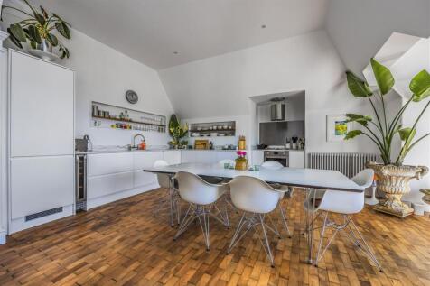 39_MS24_Frontroom_Kitchen.jpg