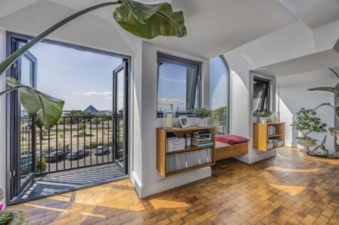 42_MS28_Frontroom_LHbalcony.jpg