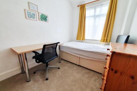bedroom 5.jpg