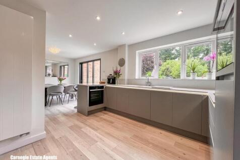Living/dining/kitchen area