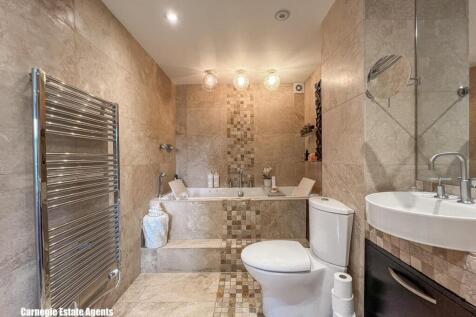 En-suite to bedroom 1