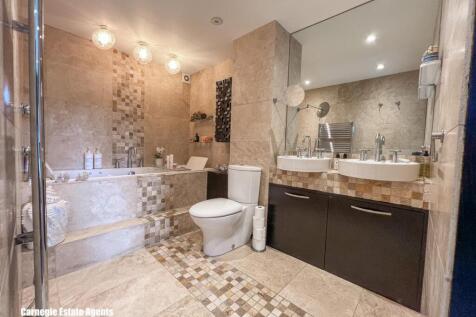 En-suite to bedroom 1
