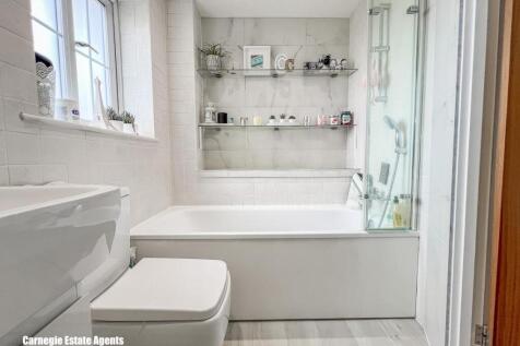 En-suite to bedroom 2