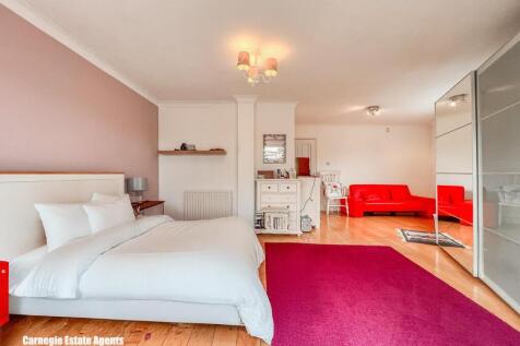 Lounge/Bedroom 1