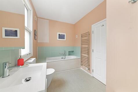 Family Bathroom b