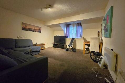 Lansdowne Court, Paynes Lane - Lounge.jpg