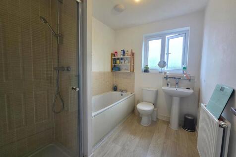 Old Farm Lane, Longford - Family Bathroom.jpg