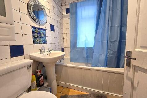 Oldham Avenue, Wyken - Bathroom