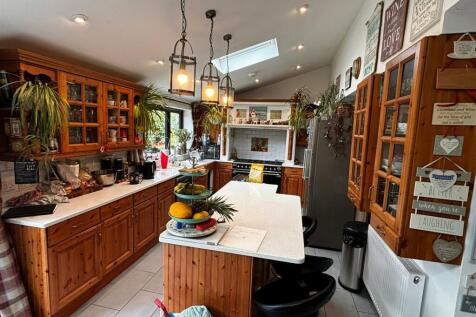 Kitchen 2.jpg