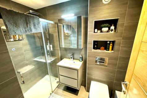 bATHROOM .jpg